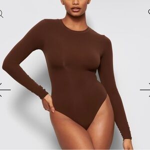 SKIMS LONG SLEEVE CREW NECK BODYSUIT